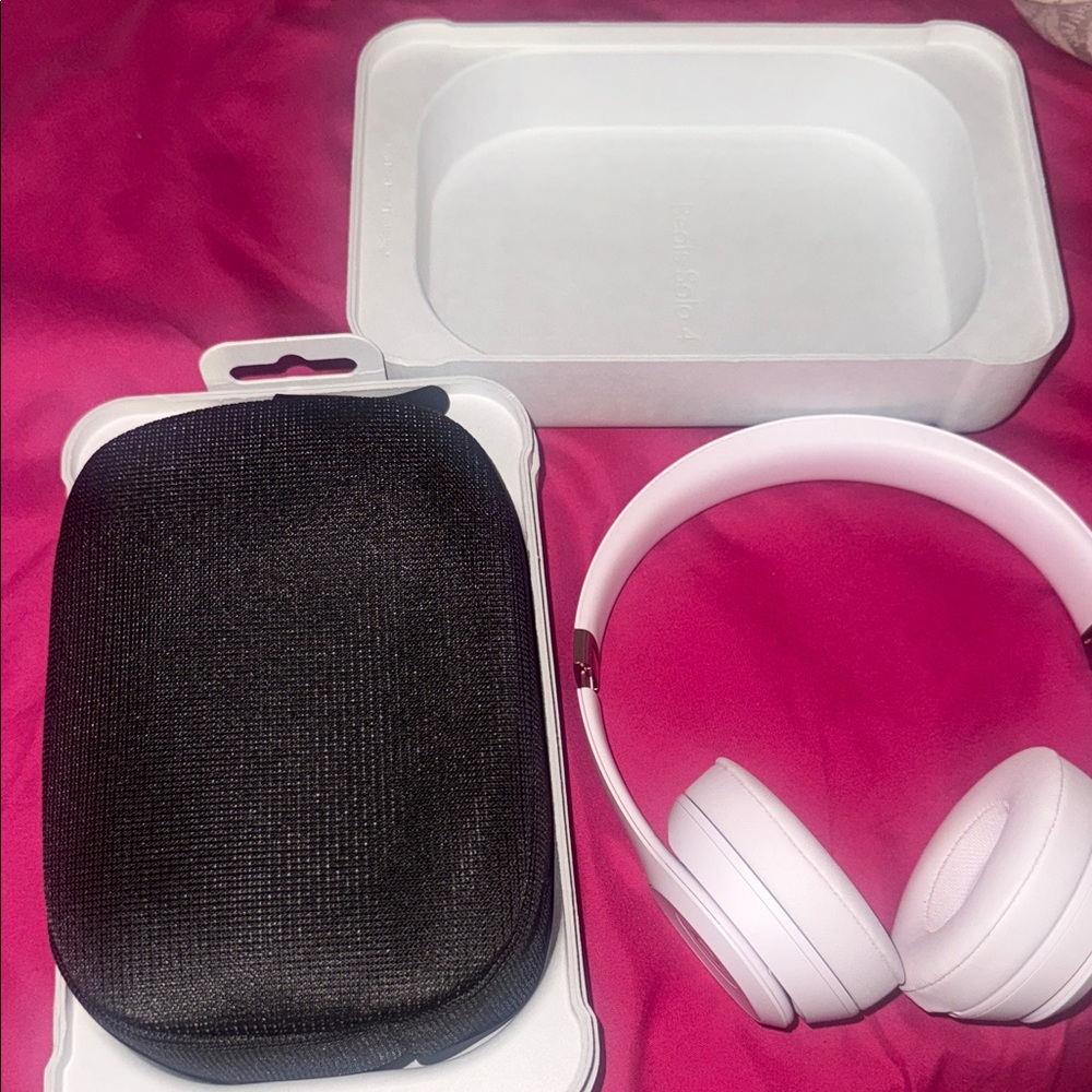Beats by Dre White Over-Ear Wireless Headphones - Picture 3 of 4